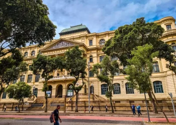 Artista Alex Gama doa cerca de 70 obras à Biblioteca Nacional do Rio