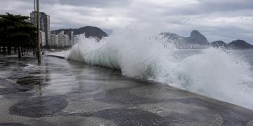 Marinha emite alerta de ressaca com ondas de até 3 metros no litoral do Rio de Janeiro