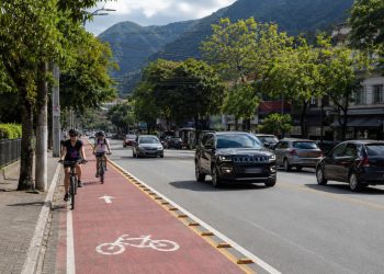 Críticas e riscos de segurança marcam implantação de ciclofaixa em mão dupla em Teresópolis