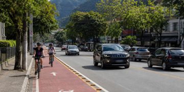 Críticas e riscos de segurança marcam implantação de ciclofaixa em mão dupla em Teresópolis
