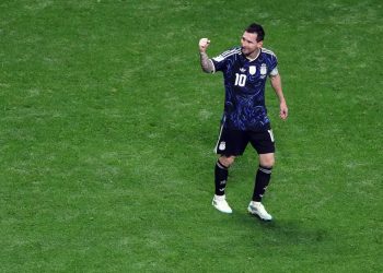 Argentina avança à final da Copa do Mundo após virada contra a Inglaterra com duas assistências de Messi