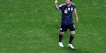 Argentina avança à final da Copa do Mundo após virada contra a Inglaterra com duas assistências de Messi