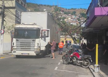 Caminhão derruba poste e interrompe trânsito na Rua Doutor Benjamin Constant, em Niterói