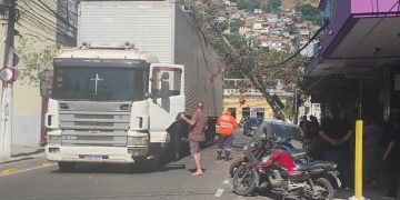 Caminhão derruba poste e interrompe trânsito na Rua Doutor Benjamin Constant, em Niterói