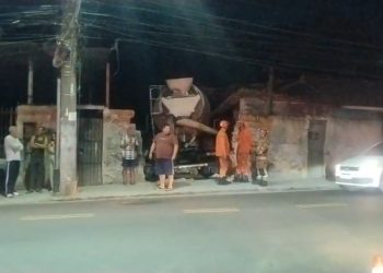 Caminhão invade oficina e destrói muro após pane mecânica em Itaúna