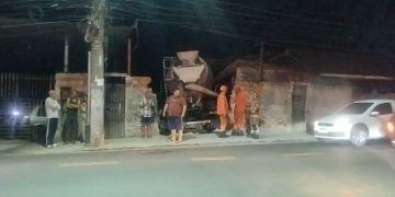 Caminhão invade oficina e destrói muro após pane mecânica em Itaúna