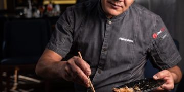 Chef chileno Marcos Baeza faz jantar a quatro mãos no Haru Ichiban em Copacabana