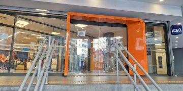 Clientes do Itaú em Niterói reclamam de atrasos, máquinas inoperantes e falta de funcionários