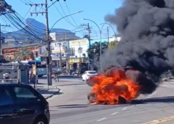 Criminosos bloqueiam vias com barricadas após operação contra tráfico na Gardênia Azul