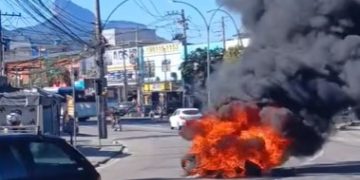 Criminosos bloqueiam vias com barricadas após operação contra tráfico na Gardênia Azul