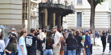 Theatro Municipal do Rio comemora 117 anos com programação gratuita e público lotando o espaço