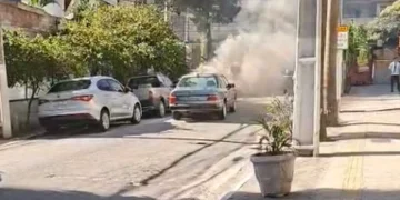 Carro pega fogo na Rua Doutor Sardinha, em Niterói, sem registros de feridos