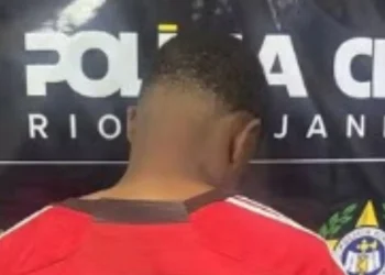 Homem é preso por agredir a companheira com ripa de madeira em Armação dos Búzios