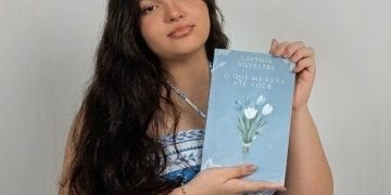 Estudante de 17 anos publica primeiro livro, “O Que Me Leva Até Você”