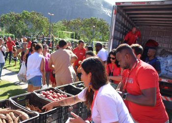 Prefeitura de Maricá distribui hortaliças locais para moradores do Minha Casa, Minha Vida