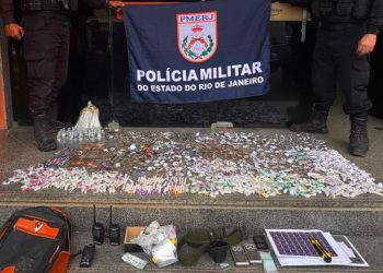 Polícia apreende drogas e recupera motocicleta roubada em operação em Maricá