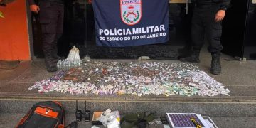 Polícia apreende drogas e recupera motocicleta roubada em operação em Maricá