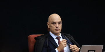 Ministro Moraes solicita parecer da PGR sobre investigação de arma de Bolsonaro durante prisão em casa