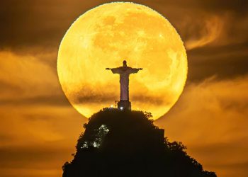 Fotógrafo captura raro pôr do sol com lua cheia em Icaraí após meses de planejamento