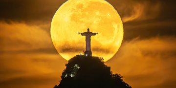 Fotógrafo captura raro pôr do sol com lua cheia em Icaraí após meses de planejamento