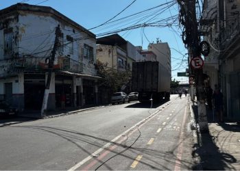 Caminhão derruba poste e interrompe trânsito na Rua Doutor Benjamin Constant, Niterói
