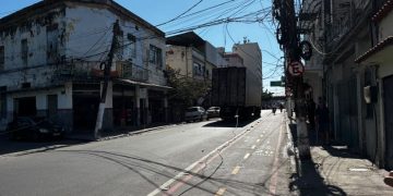 Caminhão derruba poste e interrompe trânsito na Rua Doutor Benjamin Constant, Niterói