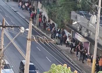 Filas longas em São Gonçalo por oposição ao desconto sindical enfrentam chuva e frio
