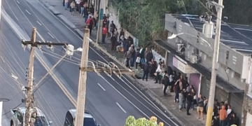 Filas longas em São Gonçalo por oposição ao desconto sindical enfrentam chuva e frio