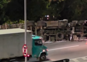 Caminhão tombado na Ponte Rio-Niterói provoca interdição de faixa na região