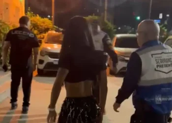 Mulher é presa após furtar US$ 800 de turista americano na Avenida Atlântica