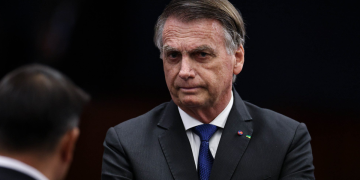 Defesa de Bolsonaro afirma não saber de publicação de carta ao vivo de Flávio e sustenta regularidade