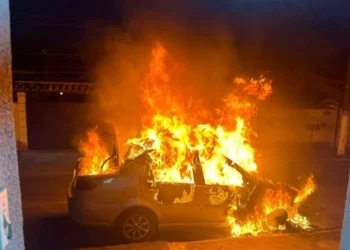 Homem suspeito de incendiar veículos em Maricá é investigado pela polícia civil