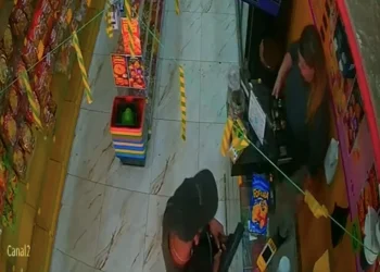 Assalto a loja de doces na Avenida Roberto Silveira é registrado por câmeras em Maricá