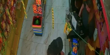 Assalto a loja de doces na Avenida Roberto Silveira é registrado por câmeras em Maricá