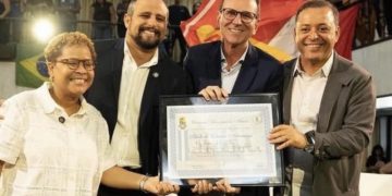 Eduardo Paes recebe título de cidadão niteroiense em cerimônia na Câmara