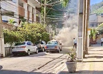 Incêndio em carro na Rua Doutor Sardinha é controlado pelo Corpo de Bombeiros em Niterói