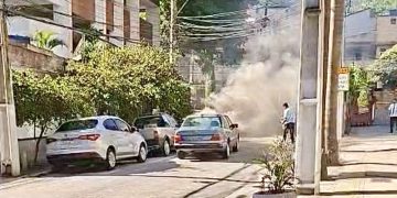 Incêndio em carro na Rua Doutor Sardinha é controlado pelo Corpo de Bombeiros em Niterói