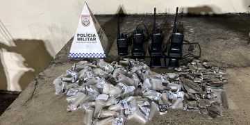 Operação no bairro Apollo apreende drogas, rádios e recupera motocicleta em Itaboraí