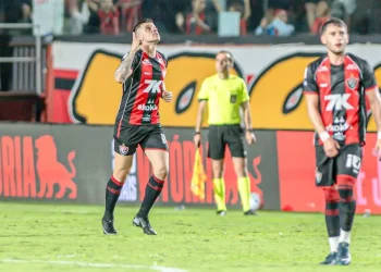 Vitória vence Vasco por 1 a 0 em estreia do técnico Pedro Emanuel no Brasileirão