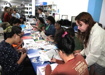 Oficina de scrapbook na Biblioteca Genebaldo Rosa promove criatividade e convivência em São Gonçalo