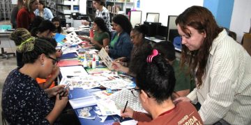 Oficina de scrapbook na Biblioteca Genebaldo Rosa promove criatividade e convivência em São Gonçalo
