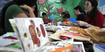Oficinas de scrapbooking promovem terapia ocupacional e convivência em São Gonçalo