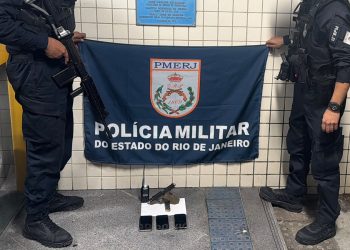 Três suspeitos são presos com arma durante operação na comunidade do Rato Molhado