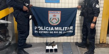 Três suspeitos são presos com arma durante operação na comunidade do Rato Molhado