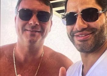 Fotografia de Flávio Bolsonaro com suspeito de milícia não apresenta indícios de manipulação por IA, confirma análise independente