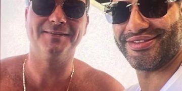 Fotografia de Flávio Bolsonaro com suspeito de milícia não apresenta indícios de manipulação por IA, confirma análise independente