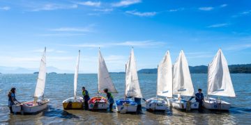 Regata INP Flipinha celebra 20 anos de tradição na ligação entre literatura, vela e cultura caiçara em Paraty