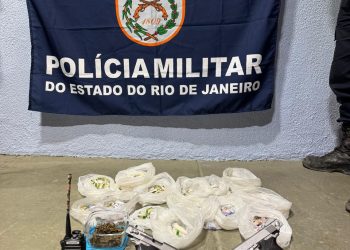 Polícia apreende pistolas e drogas durante operação na região