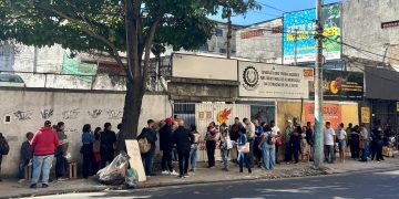 Fila extensa marca último dia para contestar cobrança assistencial em São Gonçalo