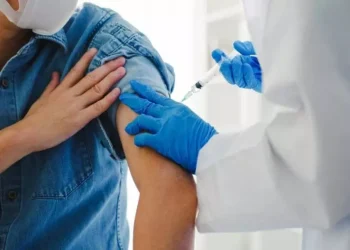 Idosos devem se vacinar contra herpes-zóster para prevenir complicações, alerta especialista